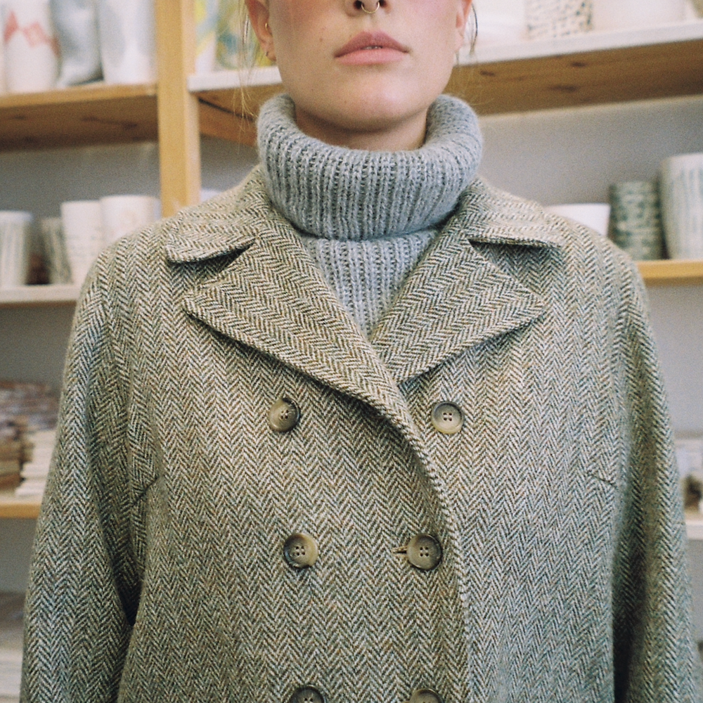 
                      
                        Kåpe Dobbeltspent Harris Tweed Beige Fiskeben
                      
                    