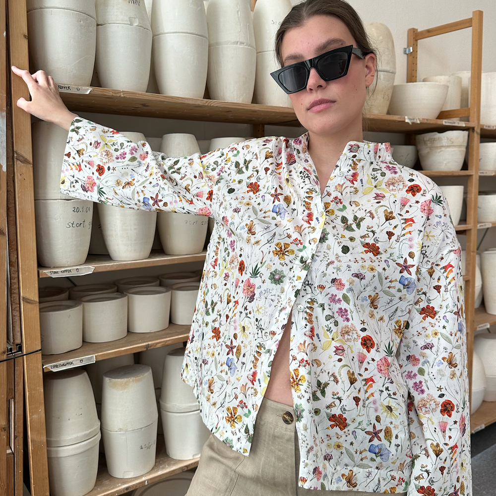 Bluse Vid Liberty Hvit m/Sommerblomster